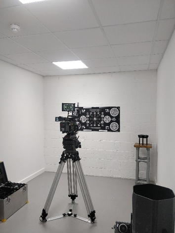 A camera on a tripod in a room

Description automatically generated